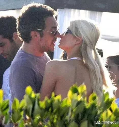 又开始炫富了？她的人生只剩下钱了