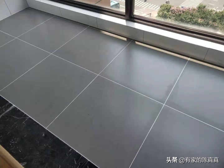 瓷砖美缝用美缝剂还是环氧彩砂好,瓷砖地面潮湿无法做美缝怎么解决