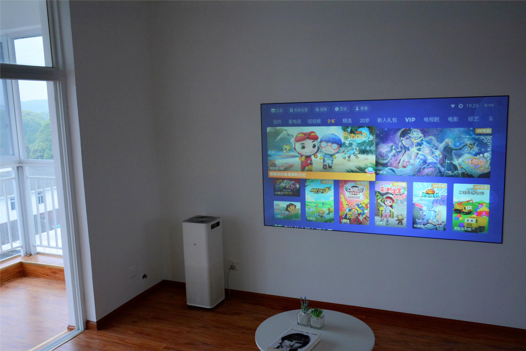 国产推出“新款LED投影”：900ANSI够不够用？白天开窗实测