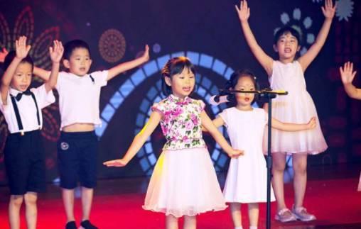 如何帮助孩子克服上台恐惧,孩子上台胆小该如何教育