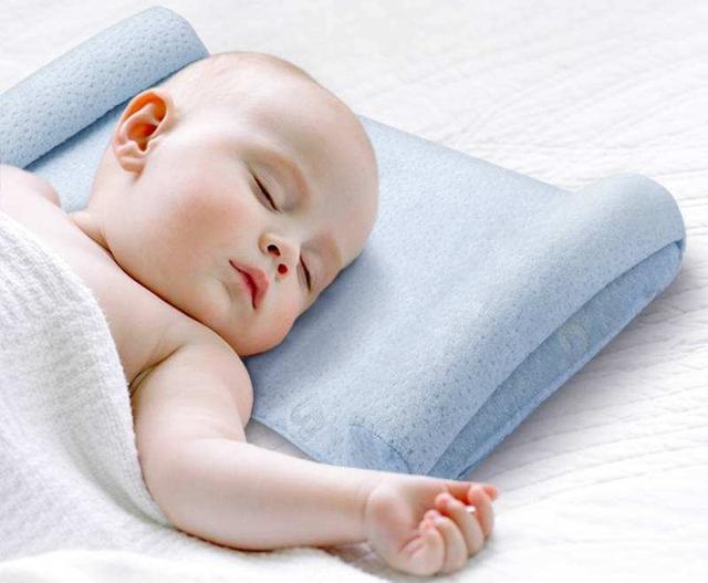 一周的宝宝睡什么样的枕头好,婴儿要睡什么样的枕头比较好呢