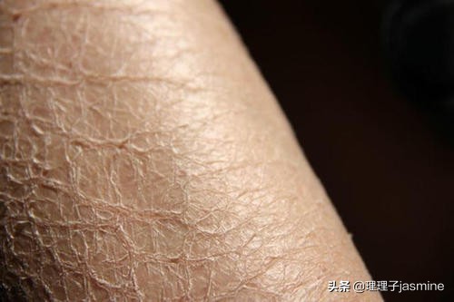 用护肤品总是出现搓泥现象,原因是护肤品质量太差吗?