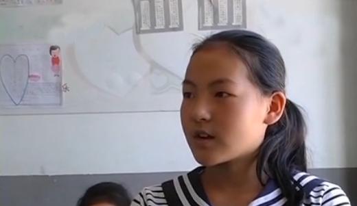 父亲离世母亲改嫁靠小姑摆地摊,父亲离家母亲智障