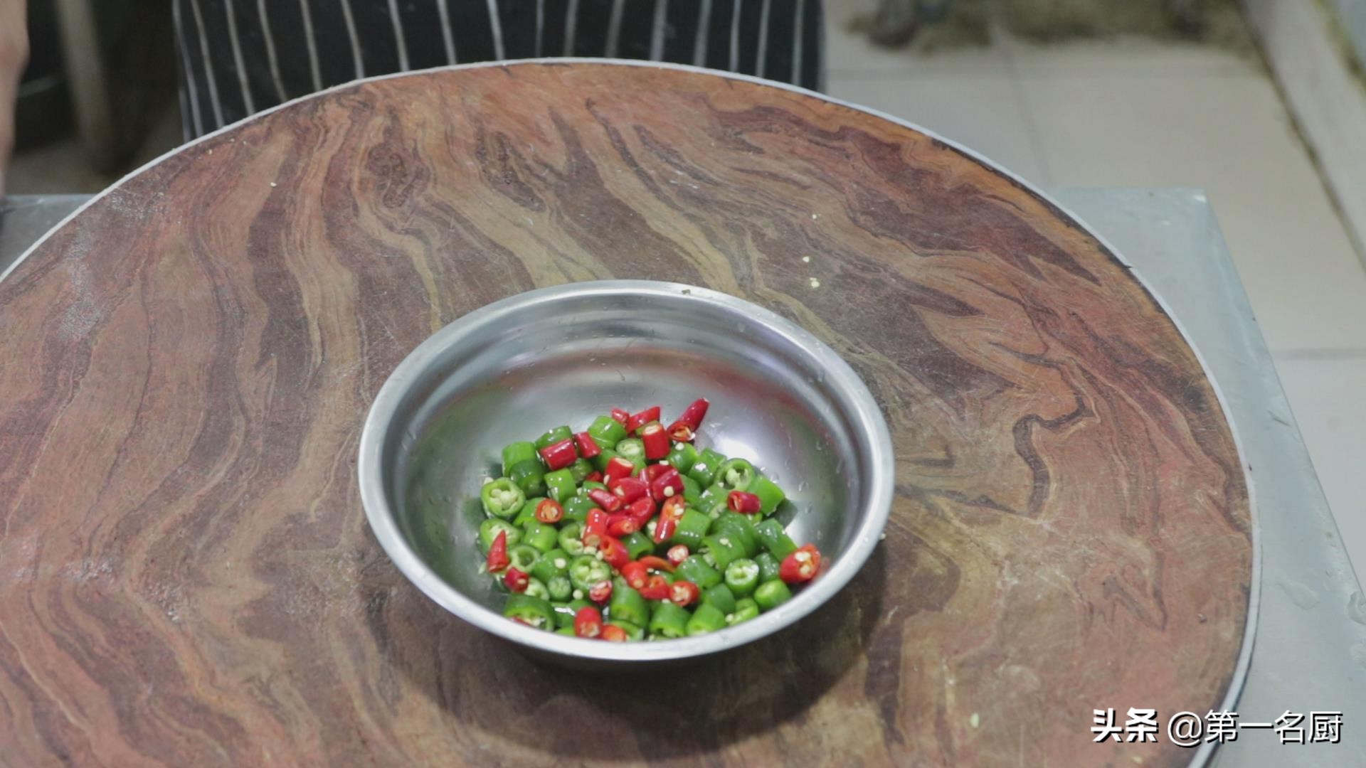 鲤鱼好吃有诀窍，做出来肉质嫩滑，汤鲜味美，一顿多吃两碗饭