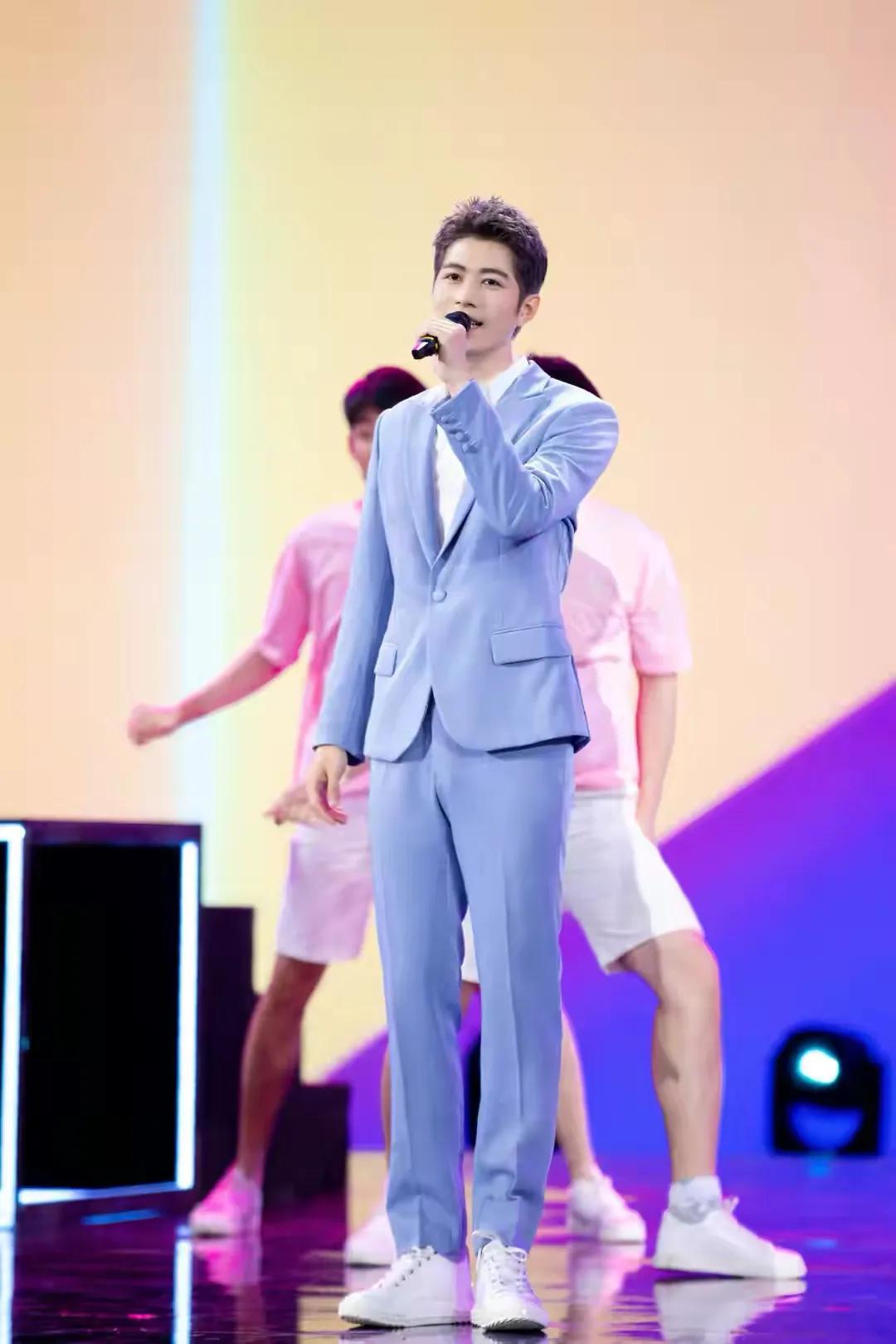 央视端午晚会张瀚徐璐牵手，吉娜内衣外露勒出肉，唱歌却睁不开眼