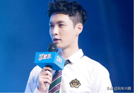 张艺兴再次登顶综艺,张艺兴登顶热搜第一