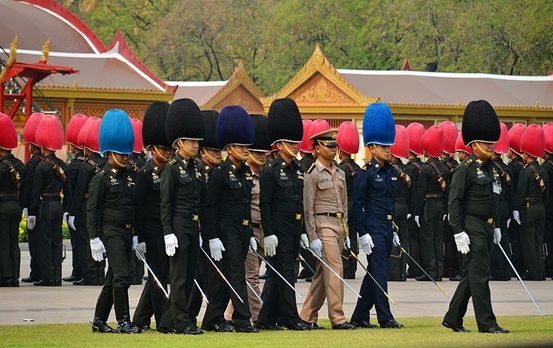 花里胡哨，极具特点的泰国皇家卫队，为何被称之为“彩虹卫队”