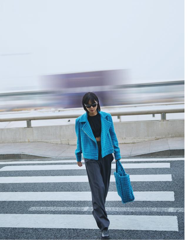 辛芷蕾黑色破洞裤 (辛芷蕾连体裤穿搭)