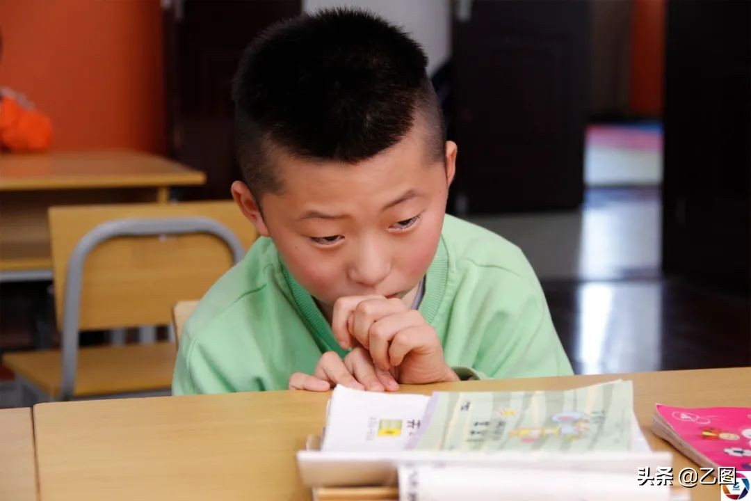 脑瘫双胞胎奶奶,三胞胎患脑瘫家人不离不弃