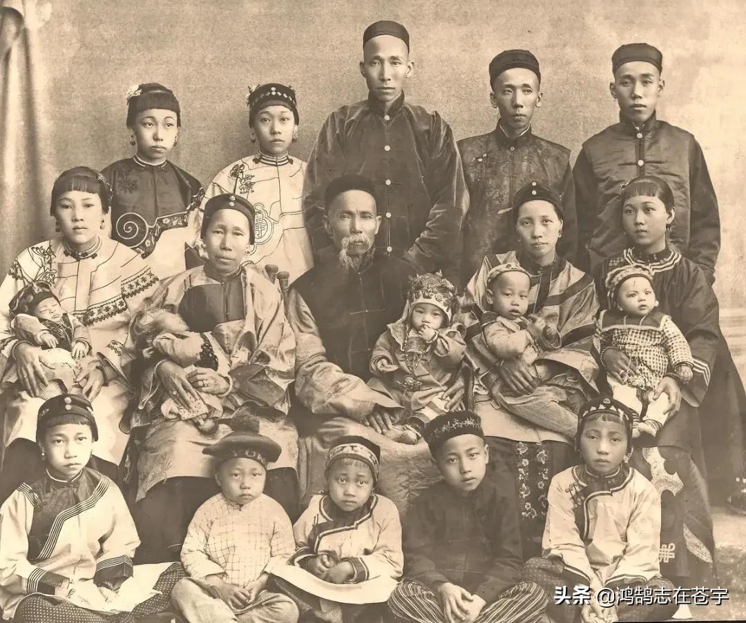 清末照片：抱娃的年轻女子，一身赘肉的八旗后裔，三代人的全家福