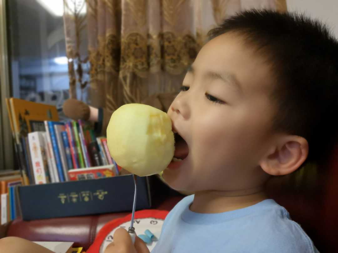 换牙期小朋友牙神经疼,小朋友换牙牙齿很疼