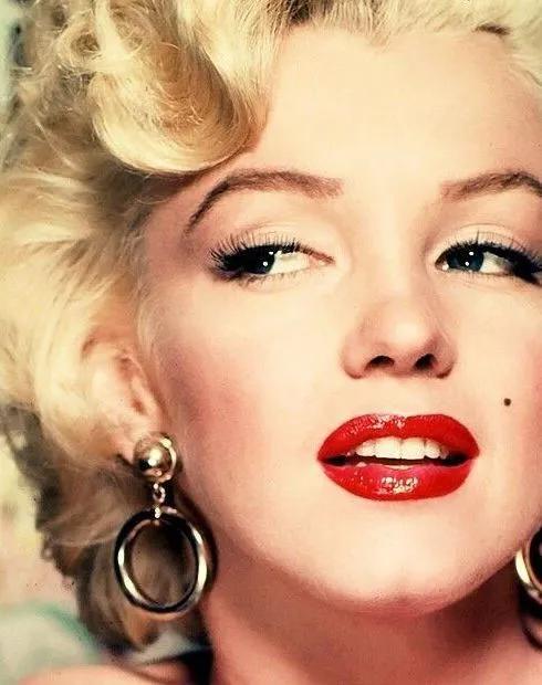 看一下明星的穿衣搭配,一起来看看明星的时尚搭配