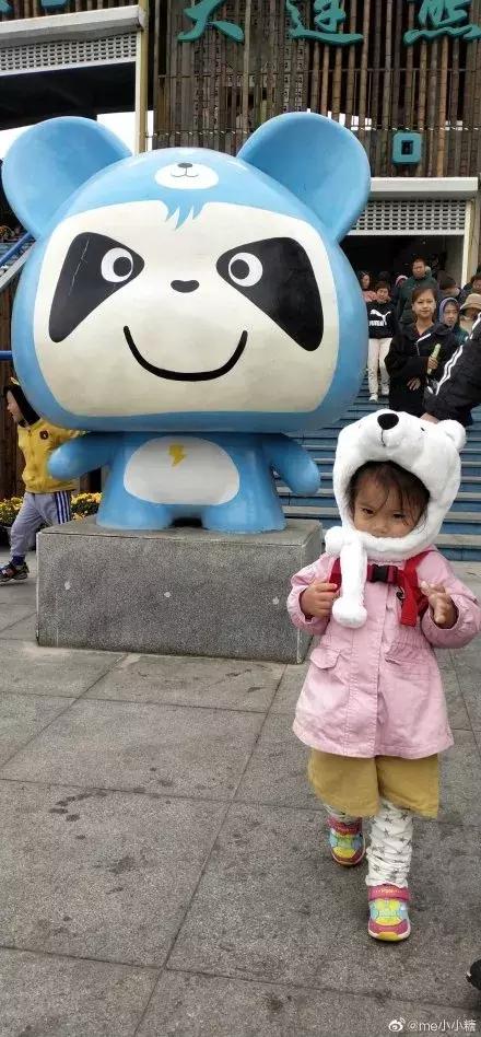 棉被护体！浴巾裹头！冷空气发飙，游客使出抗冻奇招：再冷我们都要玩