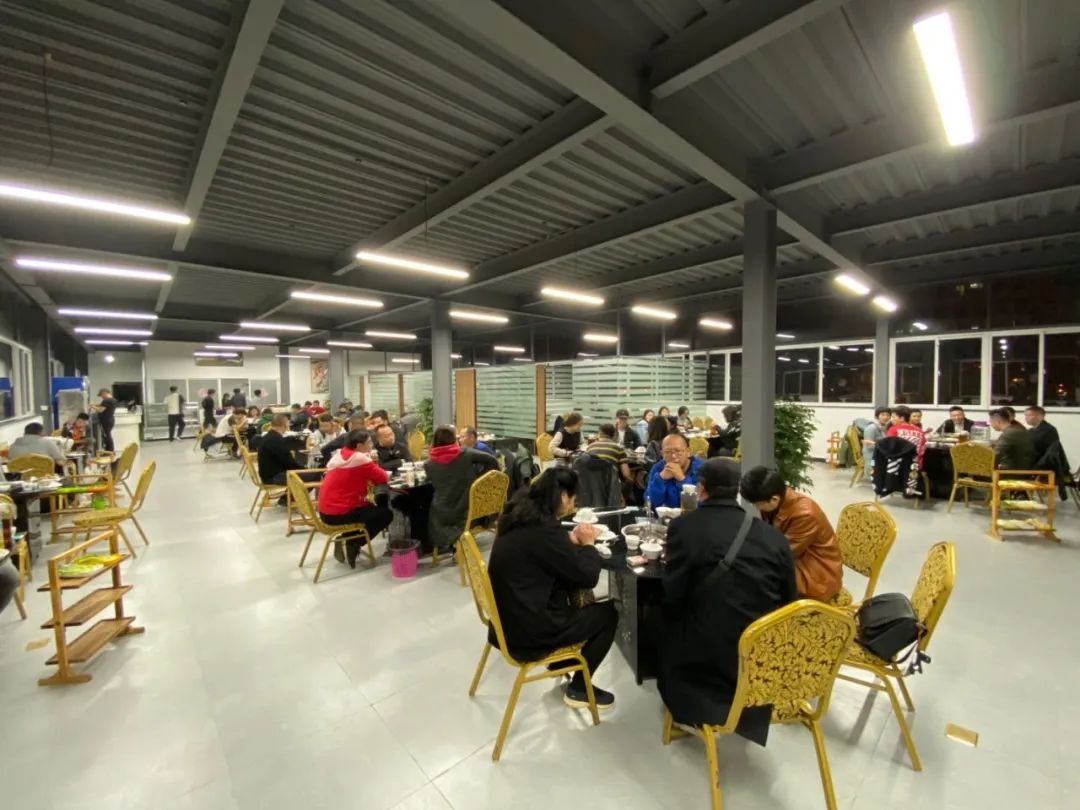 昆明拥有10辆车的男人，用一座城来藏臭味​，和一个不能说的秘密