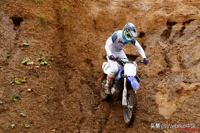 摩托车如何平稳地在湿滑路面下坡,越野摩托车下坡的教学