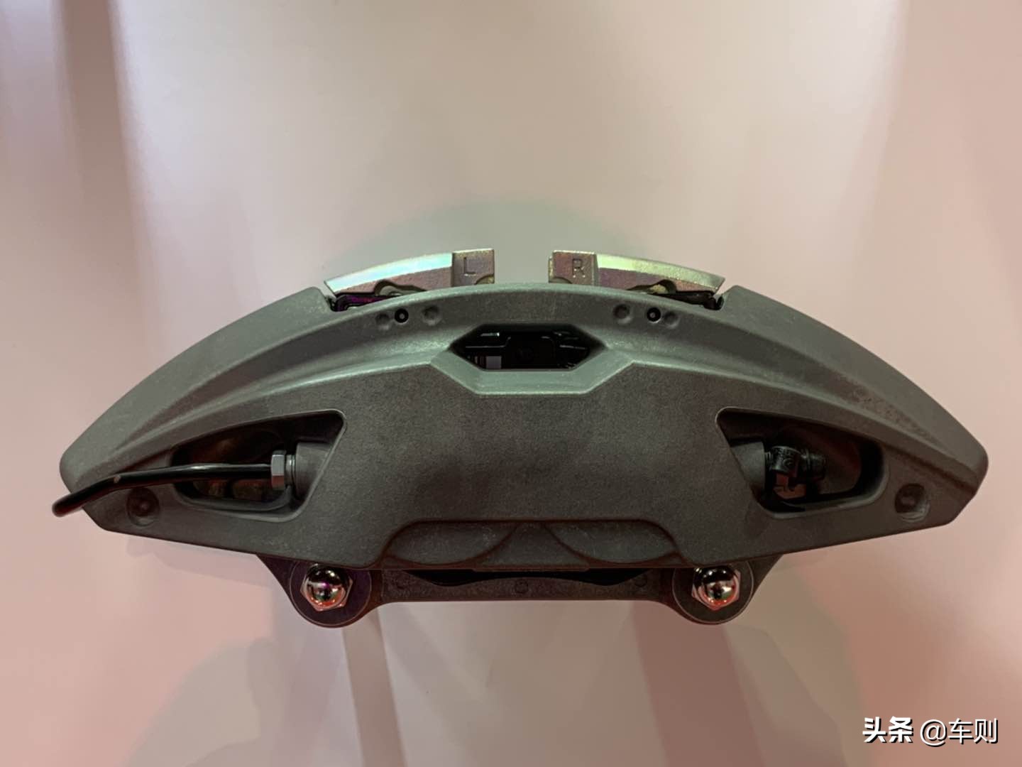 新款特斯拉modely布雷博brembo,布雷博brembo和brembo有什么区别