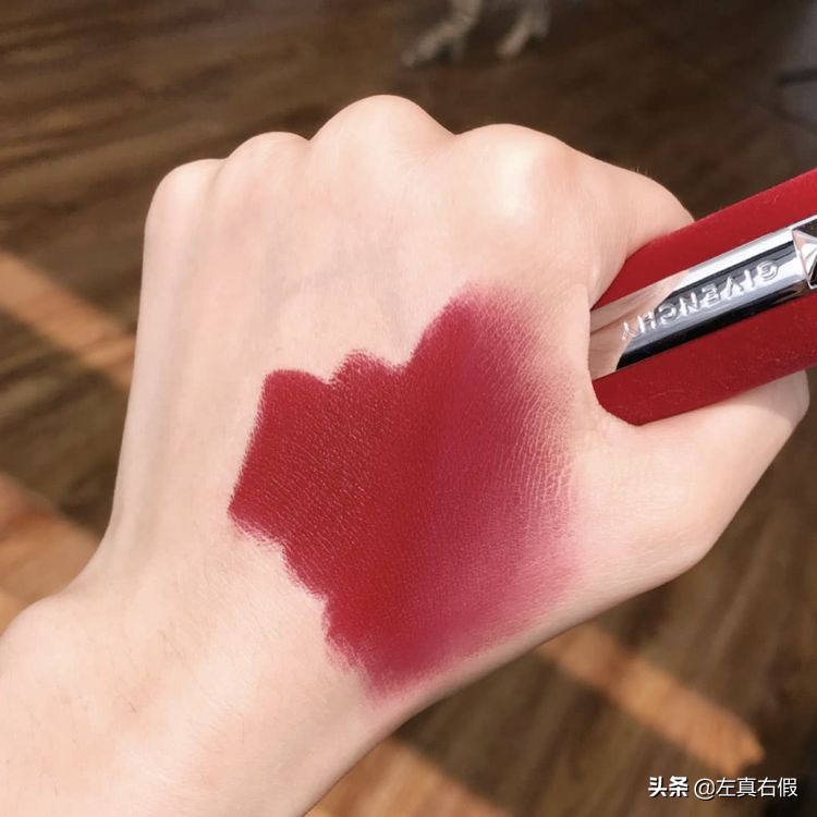 纪梵希新款高定香榭红丝绒唇膏