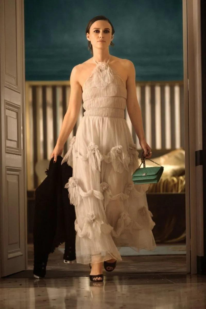 在家也穿正装,在家也天天穿校服