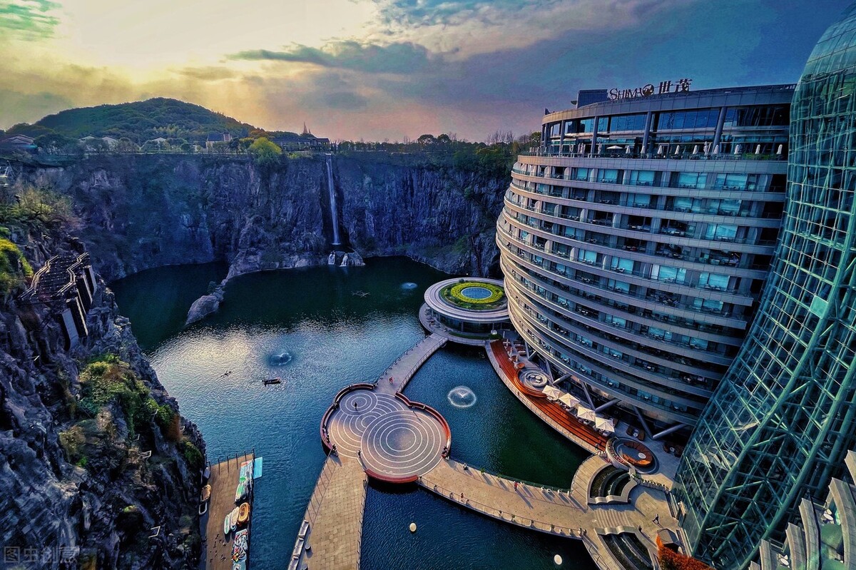 世界十大酒店建筑奇迹,十大建筑奇迹深坑酒店