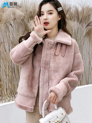 冬季必备羊羔毛外套谁穿谁好看,冬天保暖穿搭还得看羊羔毛外套