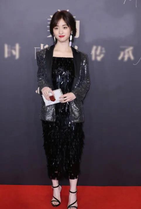 盘点明星红毯尴尬名场面,暴露身材的缺陷