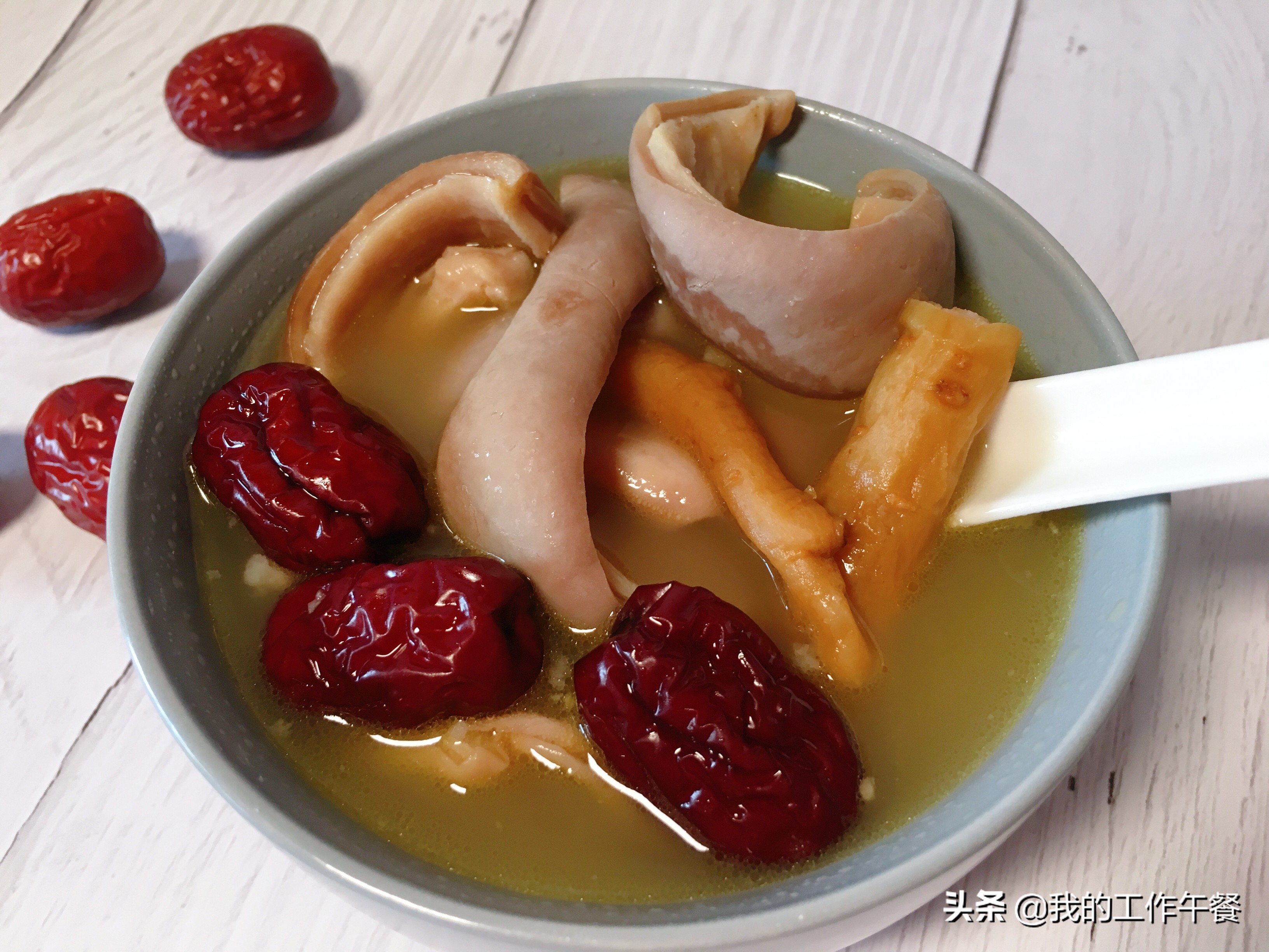 冬天来碗猪肚鸡汤暖身又养胃,秋季如何煲猪肚鸡汤好喝