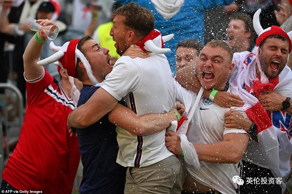 英格兰进球球迷疯狂欢呼,英格兰球迷疯狂庆祝淘汰德国