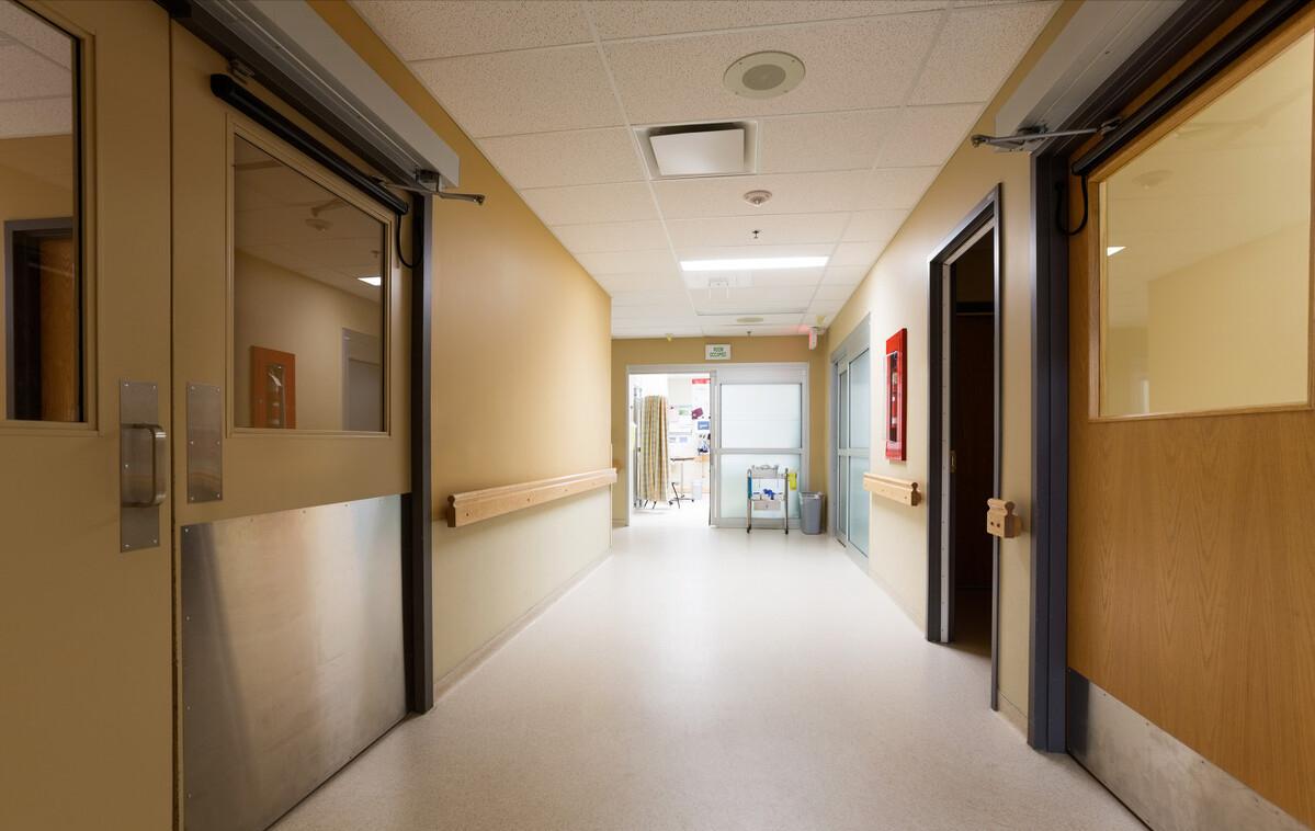 小孩在校内出事学校有什么责任,女儿在学校死亡谁来承担责任