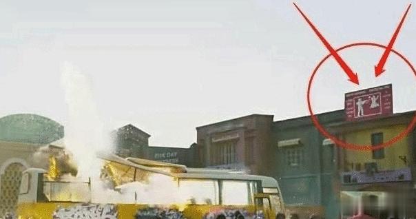 战狼2中发生叛乱,战狼2炸客车