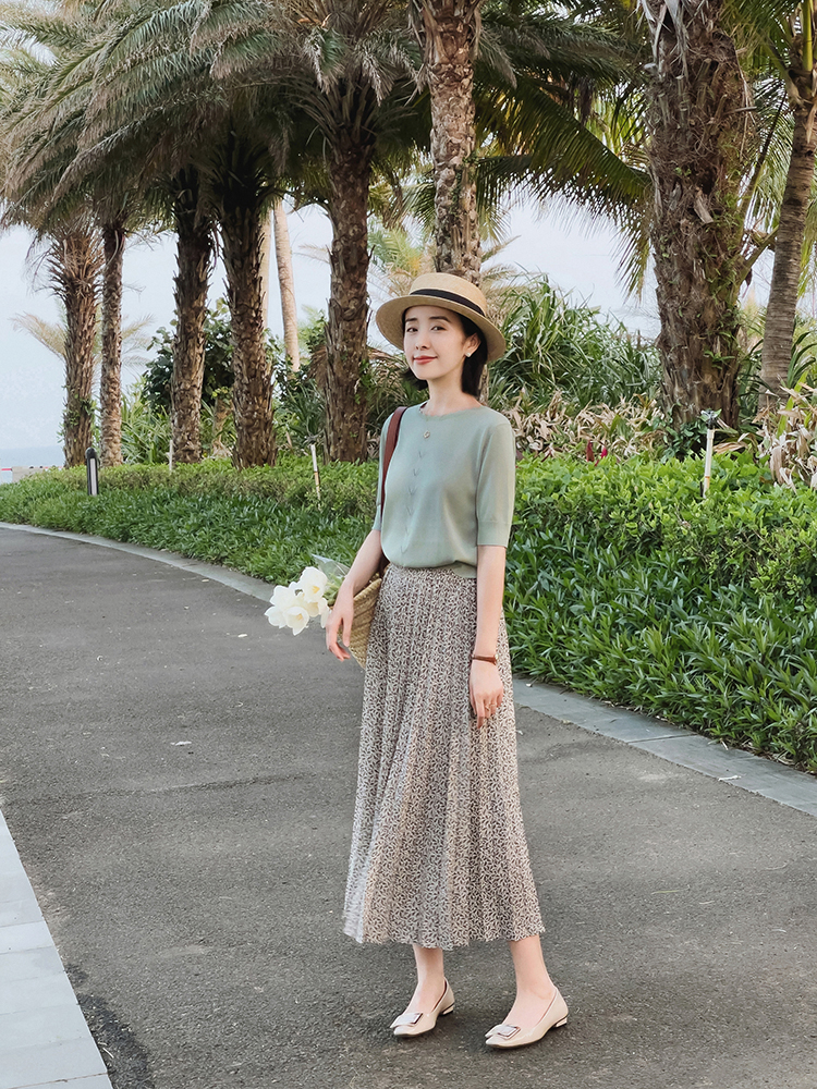 赏心悦目的针织上衣，像穿T恤一样简单却更轻松明快，敲有FLU