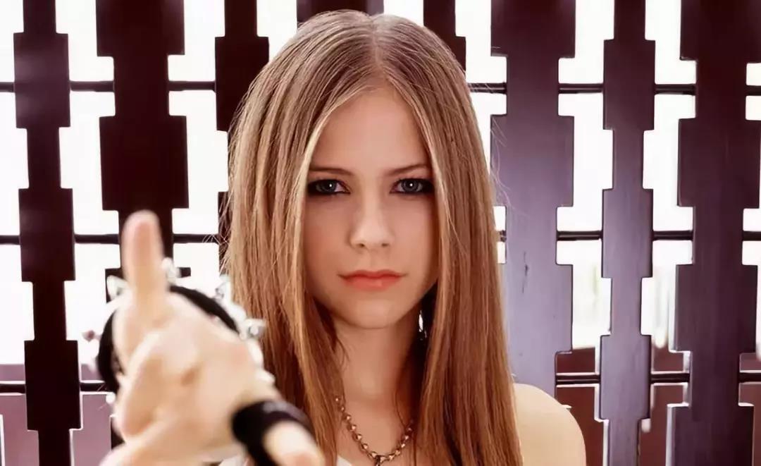 18岁红透全球却因患病失联,被揣测去世后涅槃重生,她叫艾薇儿