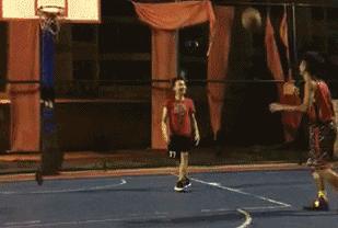 搞笑gif趣图兄弟们来跟我一起摇摆,大哥搞笑动图gif