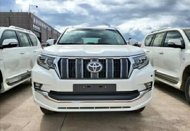 新款丰田霸道：2.8T+四驱，落地56万，造型比GX还霸气