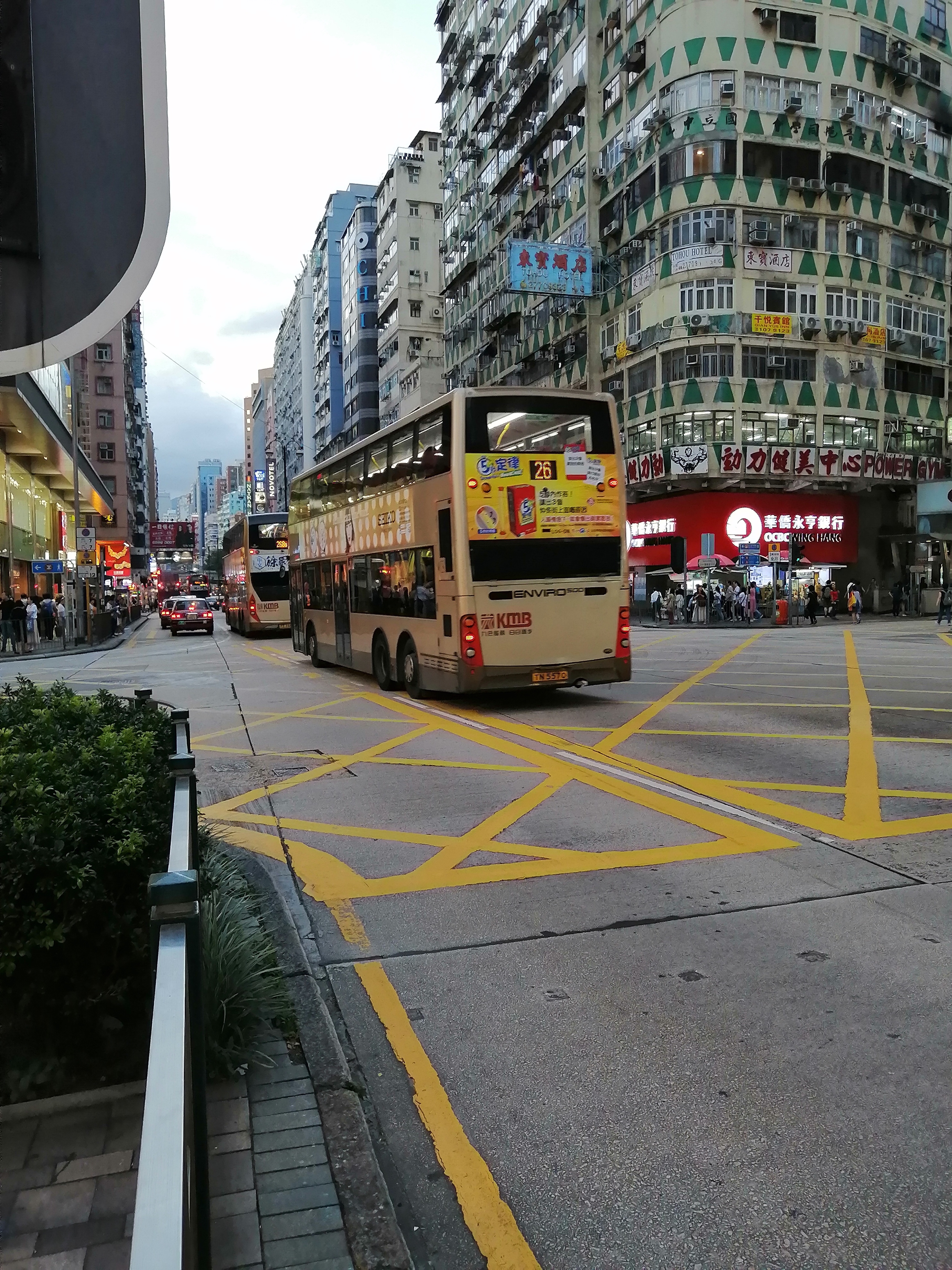 七月初香港游初印象-钓鱼的老人、性感的西方女游客、绘画的小孩