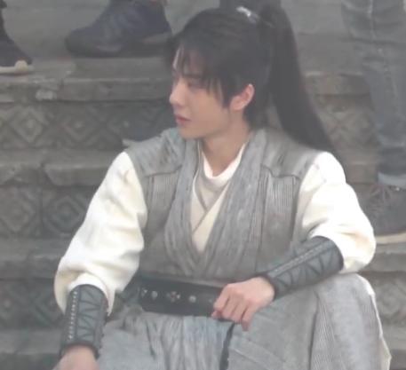 王一博看着小酒坛舔嘴唇,与赵丽颖气氛紧张,在拍“冷战戏”?