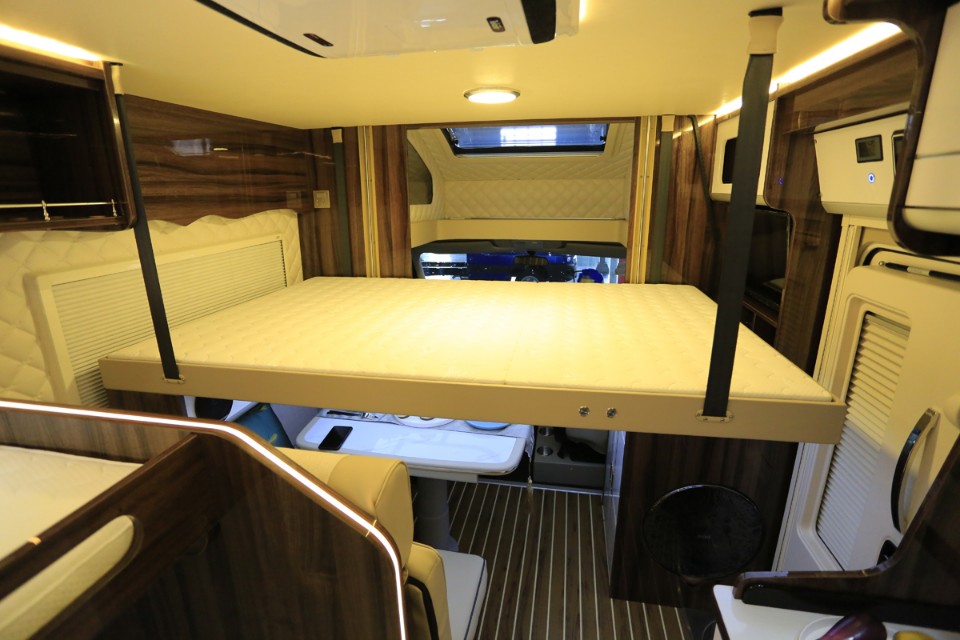 飞翔房车2.2t柴油版小额头房车,花费1w改造小房车