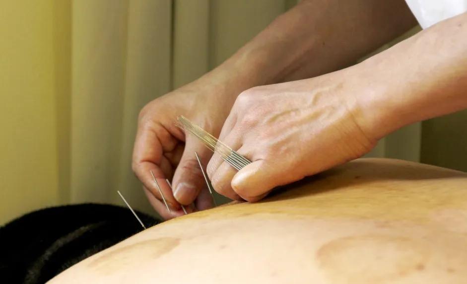 复工潮下现“宅出来的痛”，专家教您4组动作放松颈部、肩背部