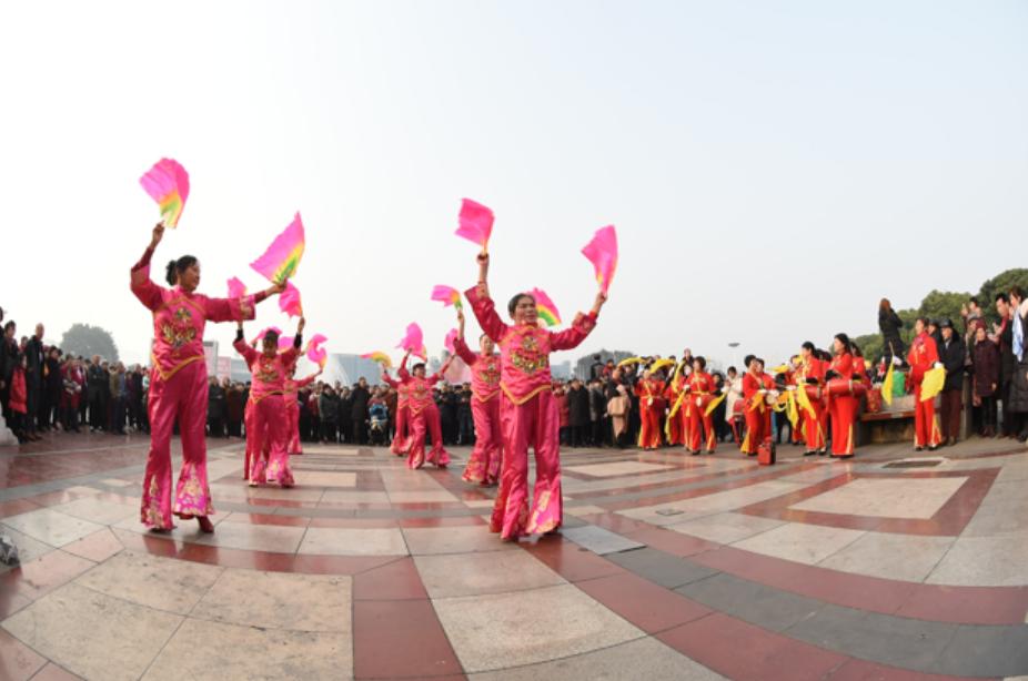 广元市老城小西街嘉陵广场,看看广场有多热闹