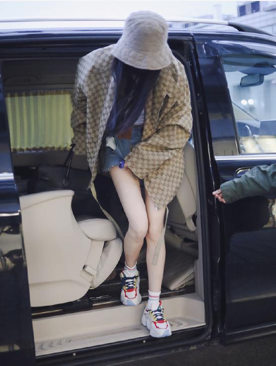 杨幂时尚超标!上裹冬衣露脐戴厚棉帽,下穿热裤大秀神仙漫画腿