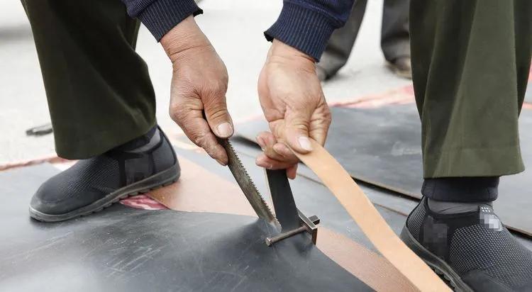 农村现割牛皮带,农村集市20元一根现割牛皮带