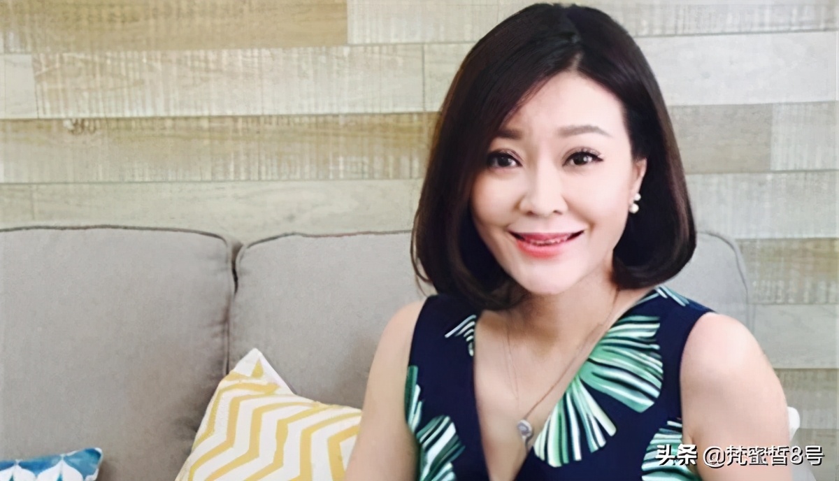 前央视主持王小骞现身，直言高跟鞋是刑具，丁克14年现成女儿奴