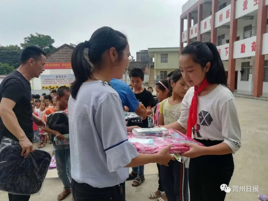 摔成中度脑震荡，醒来依然惦记着贫困户...