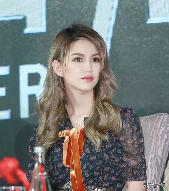 关晓彤黑色芭比造型,关晓彤专属芭比娃娃