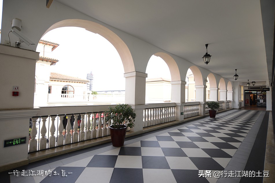 上海佛罗伦萨小镇,奥特莱斯世界名品购物中心,中国奢侈品领导者