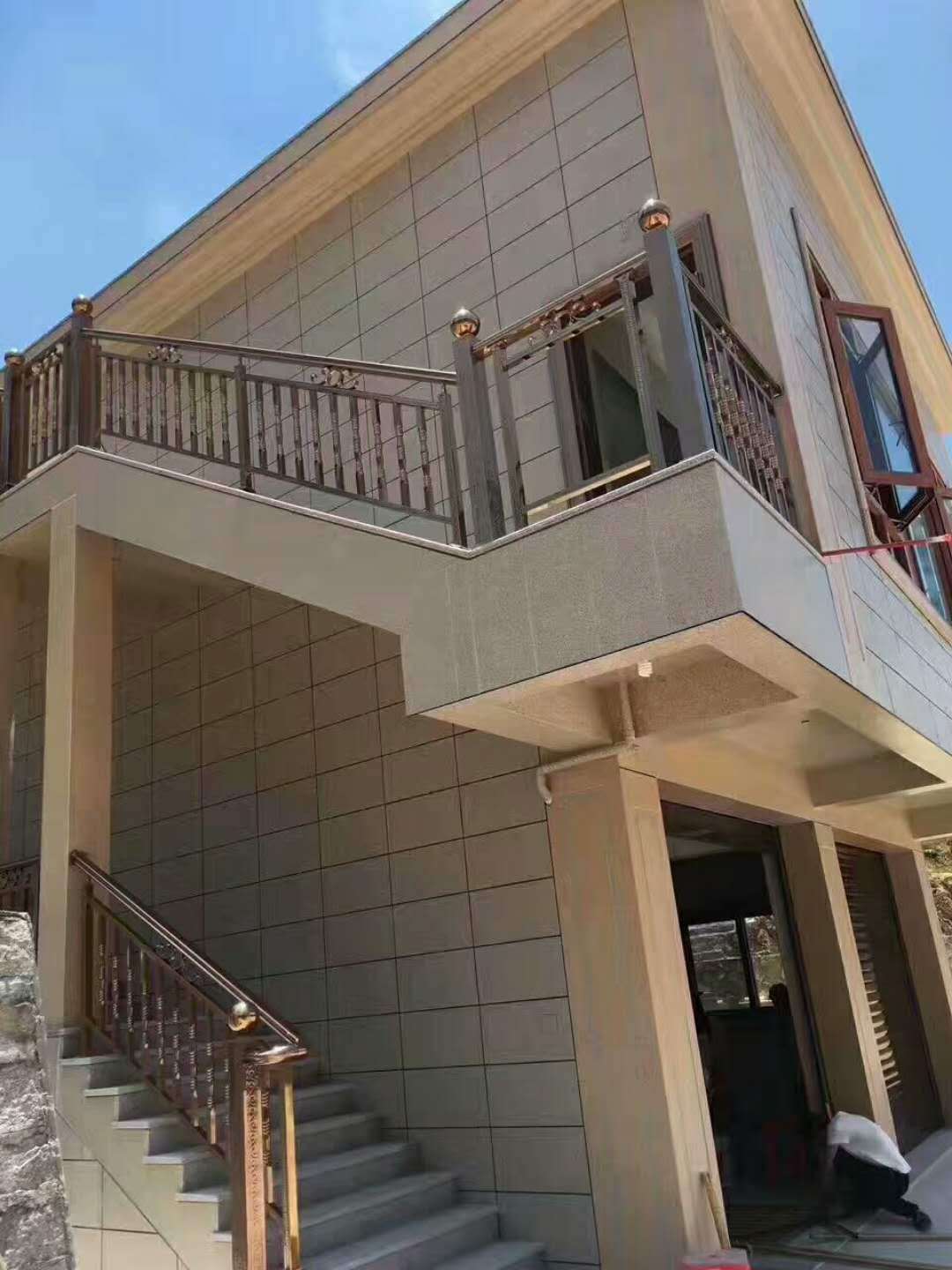 不锈钢楼梯和木头扶手哪个贵,楼梯扶手不锈钢用方管还是圆管好