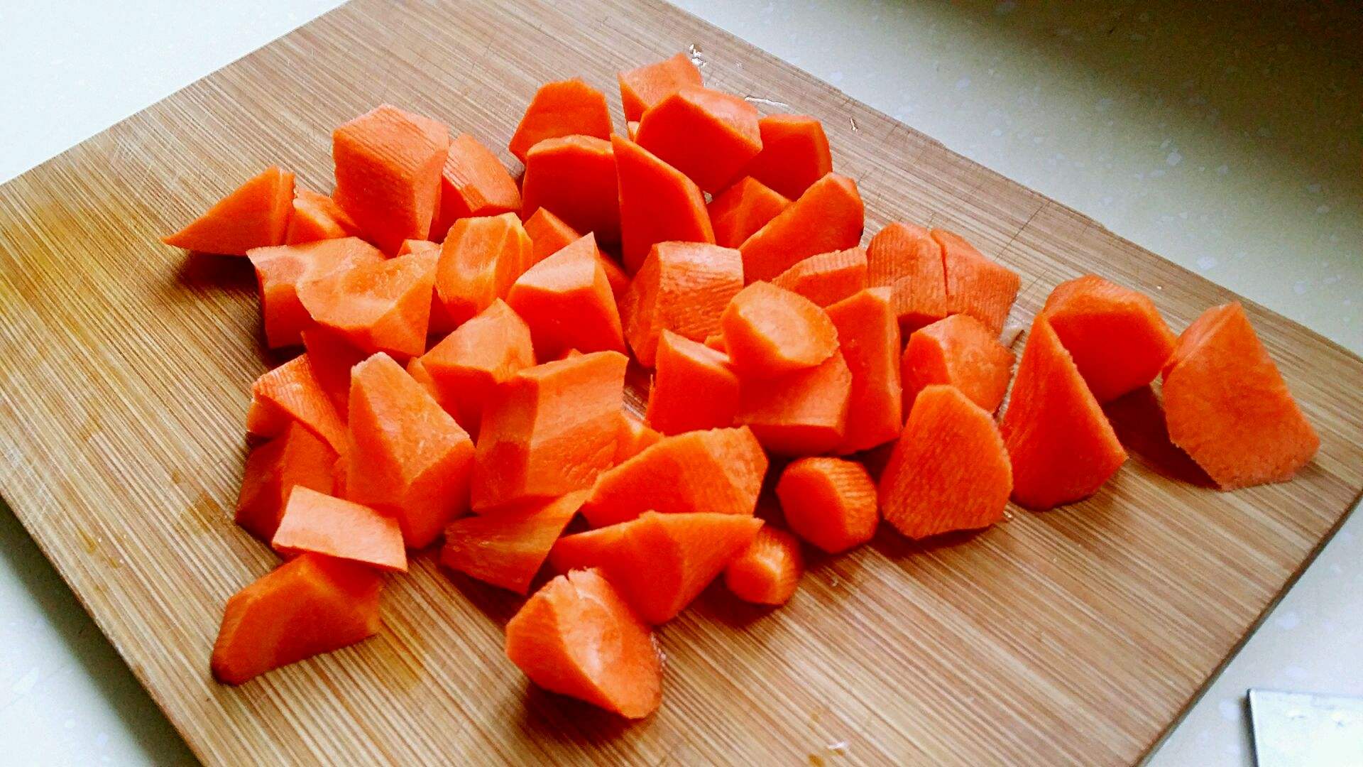 什么病症会引起脚后跟干裂脱皮,脚后跟干裂原来是3个原因