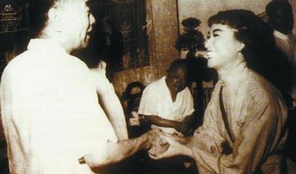 1988年，人大会议上*小平邓**正要抽烟，收到陌生纸条：请你不要吸烟