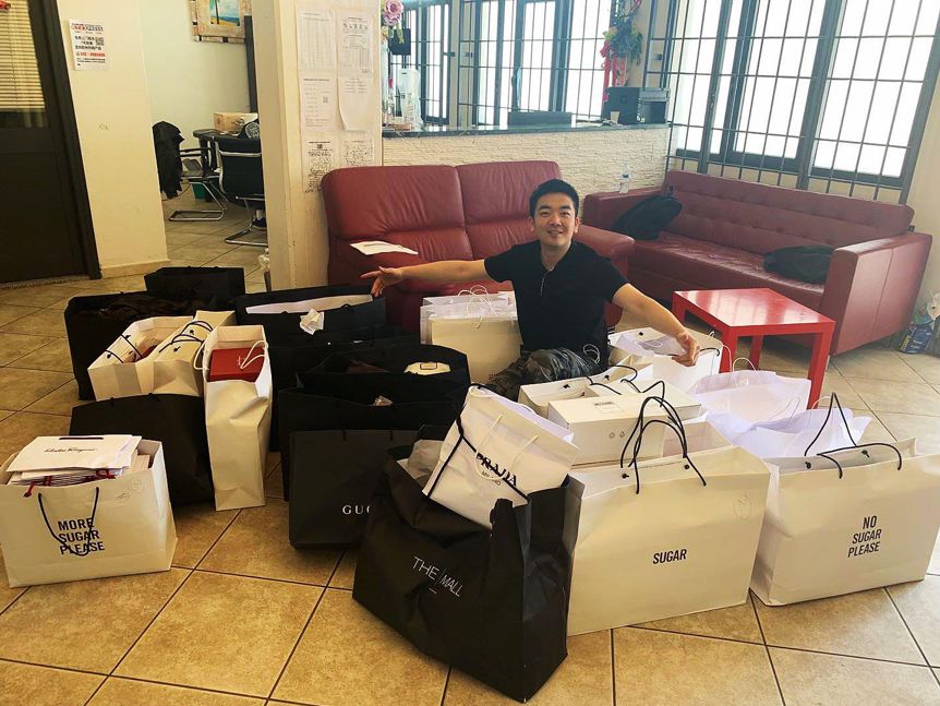 留学生美国做直播卖货，靠一部手机暴富后却休了学，美国人看不懂