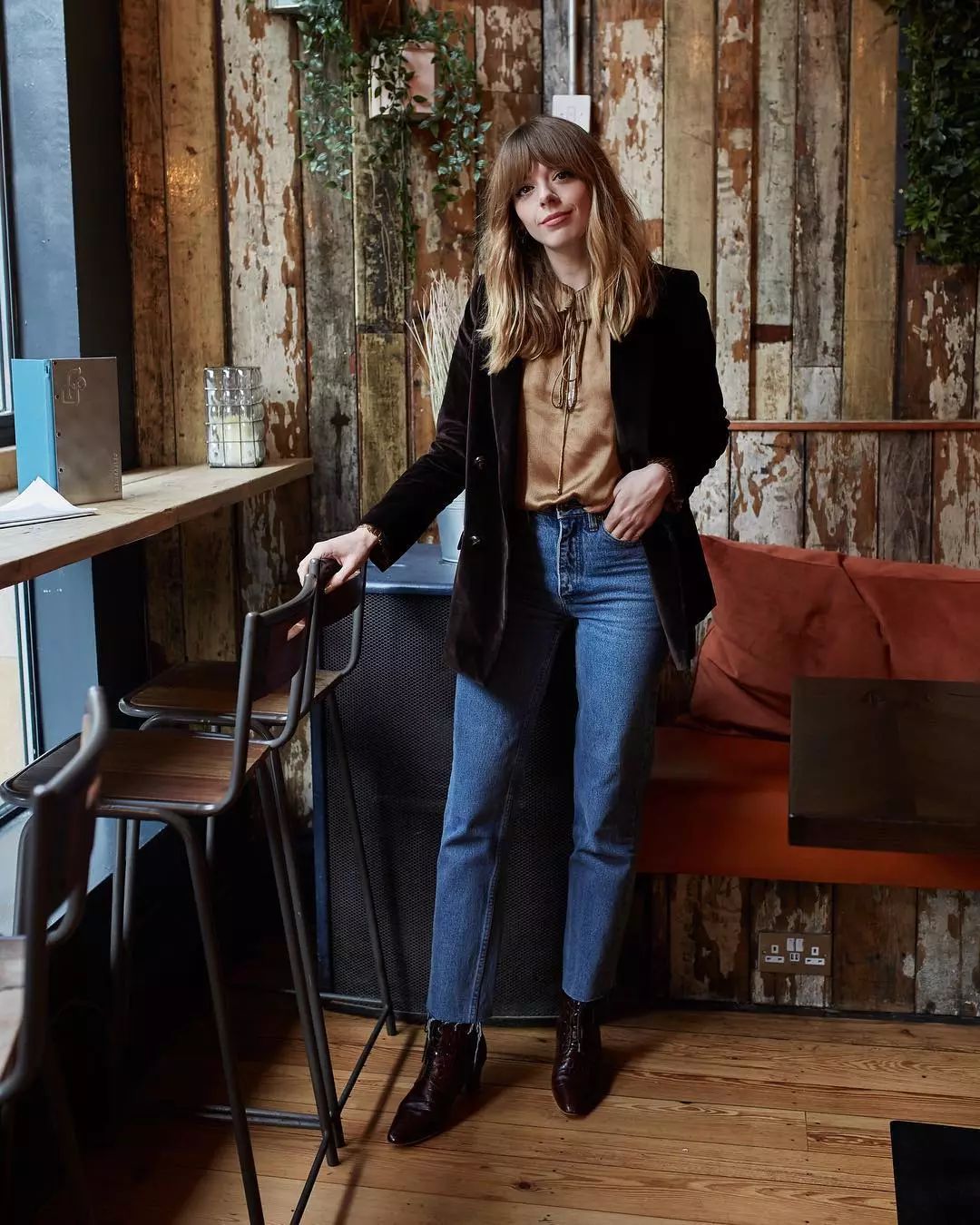 丝绒打底秋冬高级感 (今年秋冬丝绒要火高级又显气质)