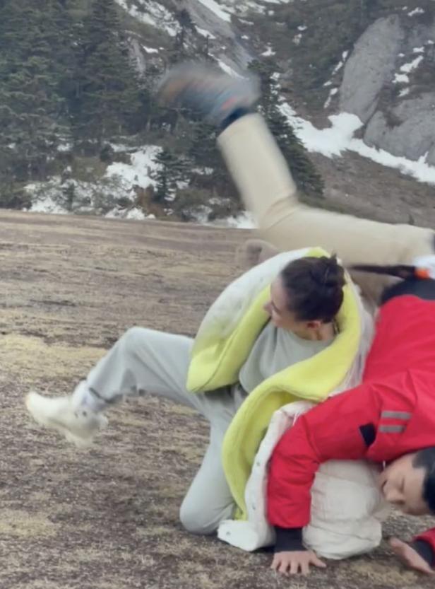 曝何超莲和窦骁,何超莲与窦骁雪山玩摔跤